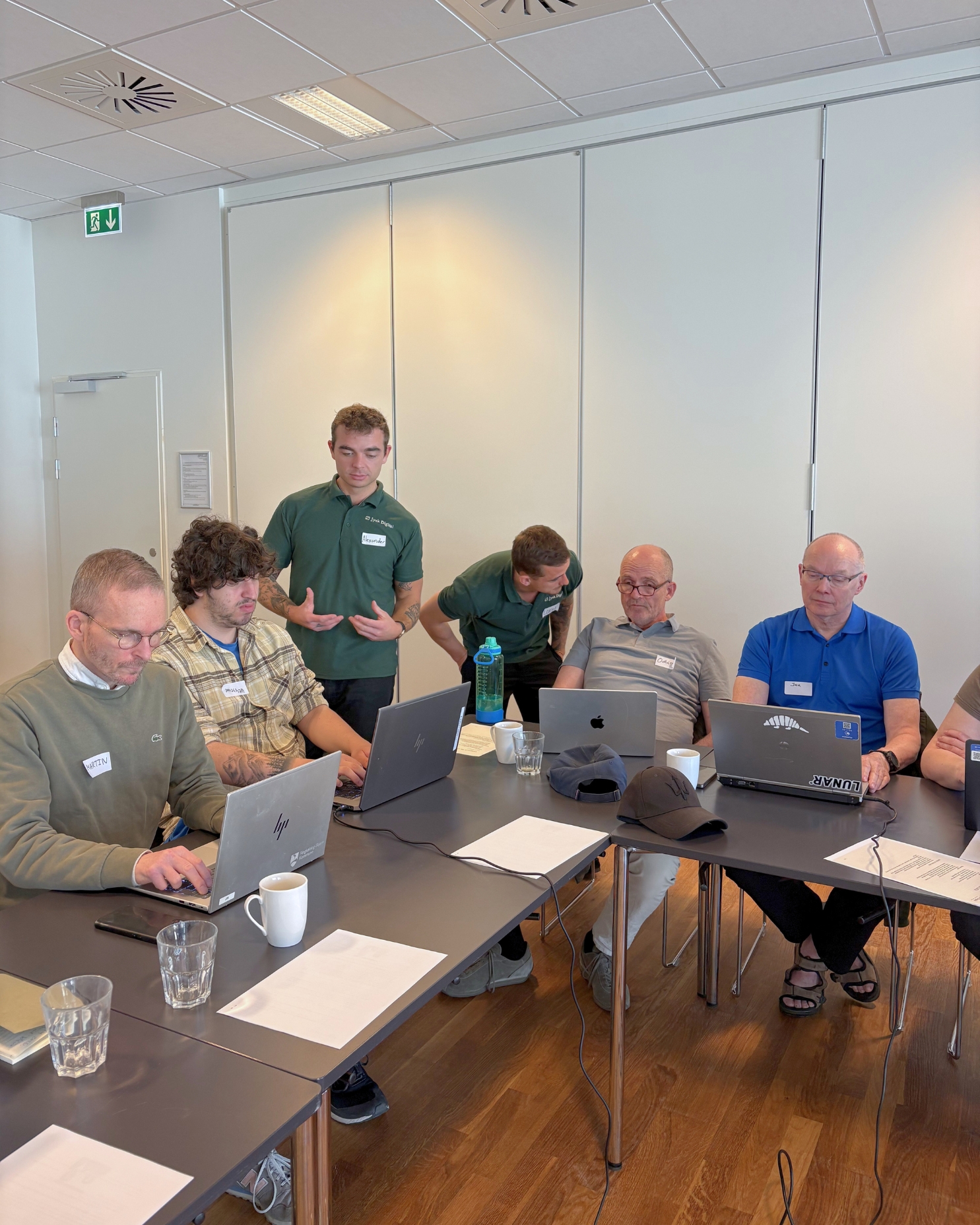 Alexander og Lukas underviser deltagere på MitKundeflow workshop