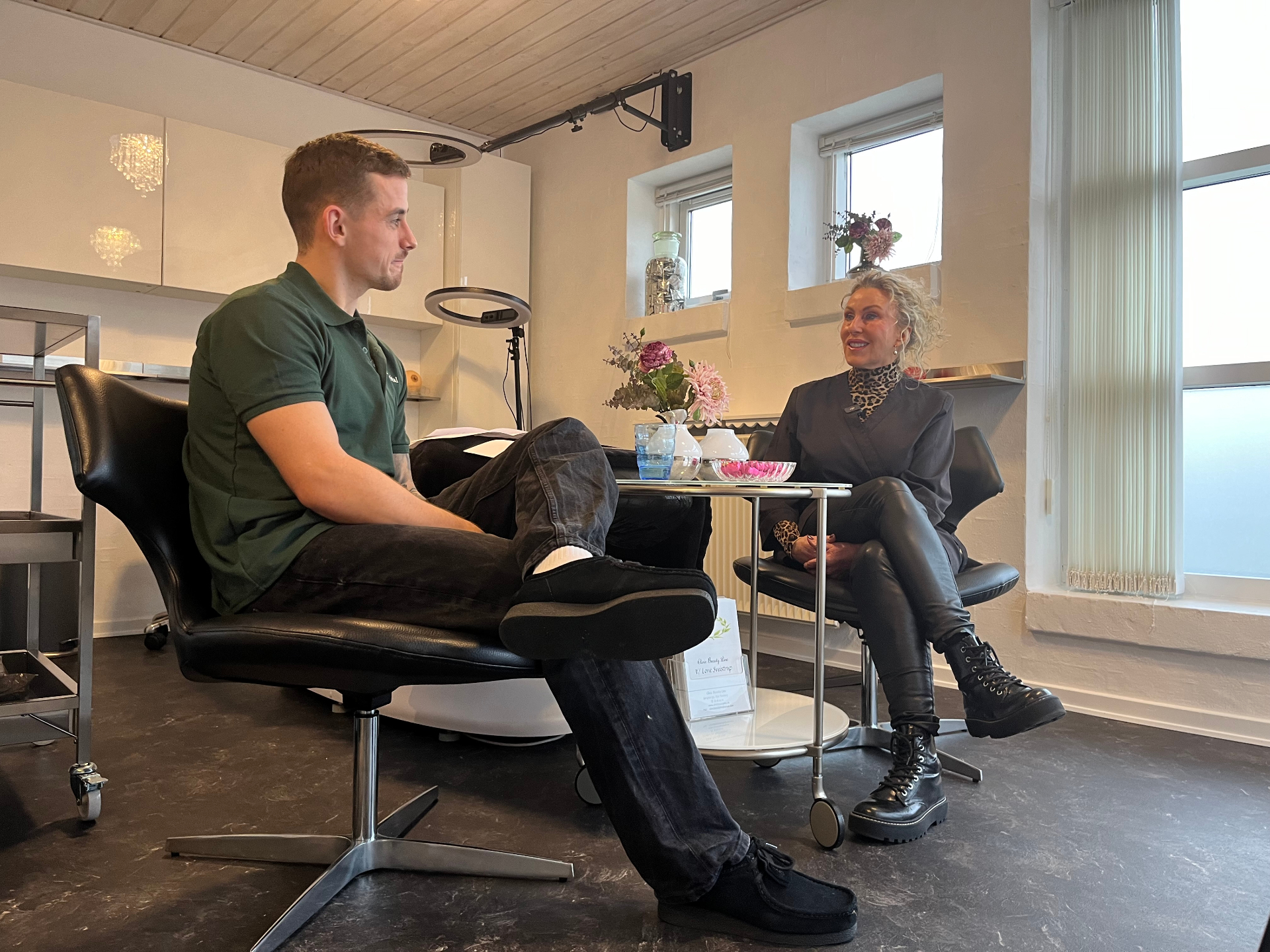 Lukas fra Jysk Digital interviewer Lone i hendes klinik