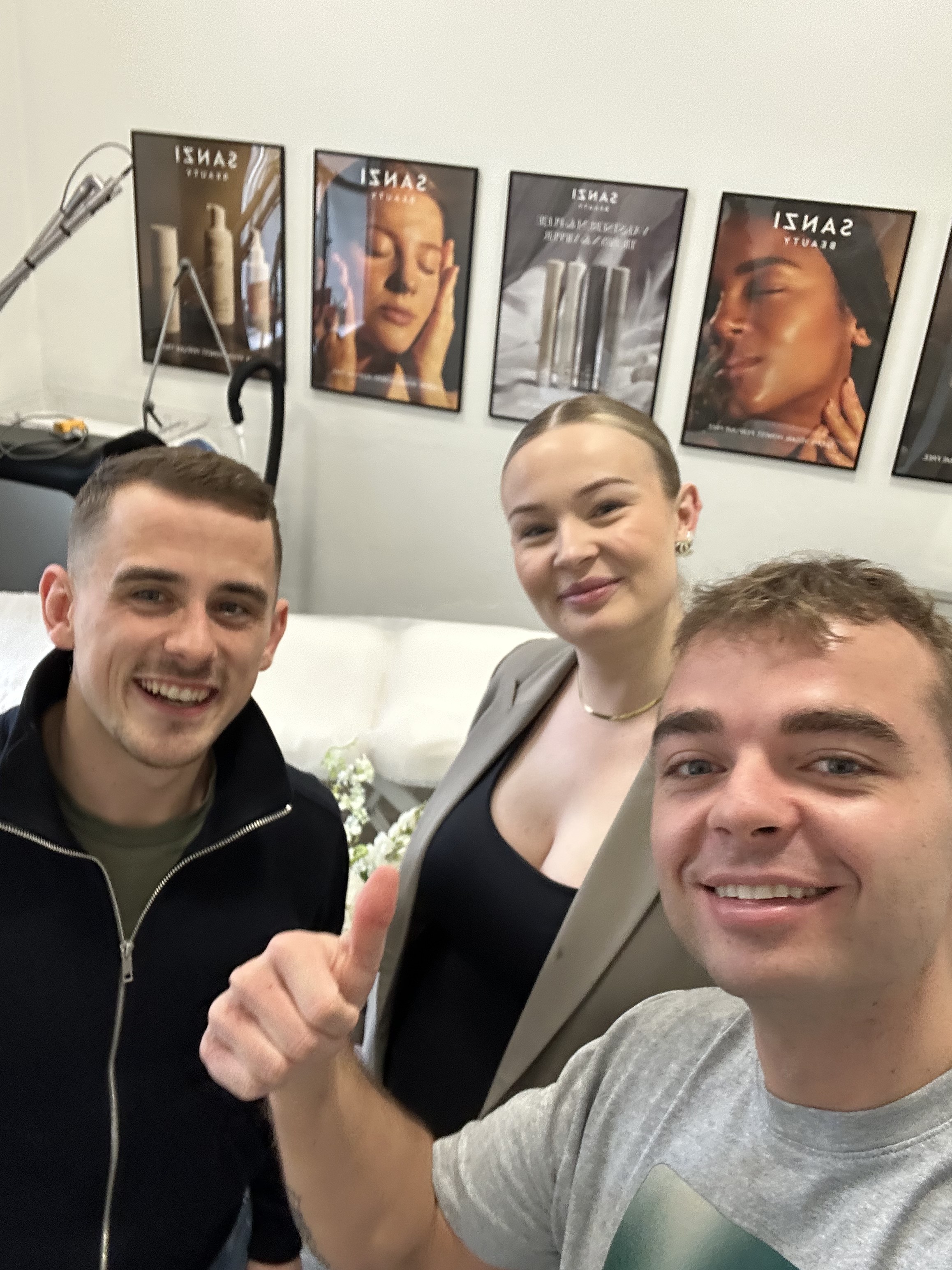 Alexander og Lukas sammen med Maria fra Lilly Beauty