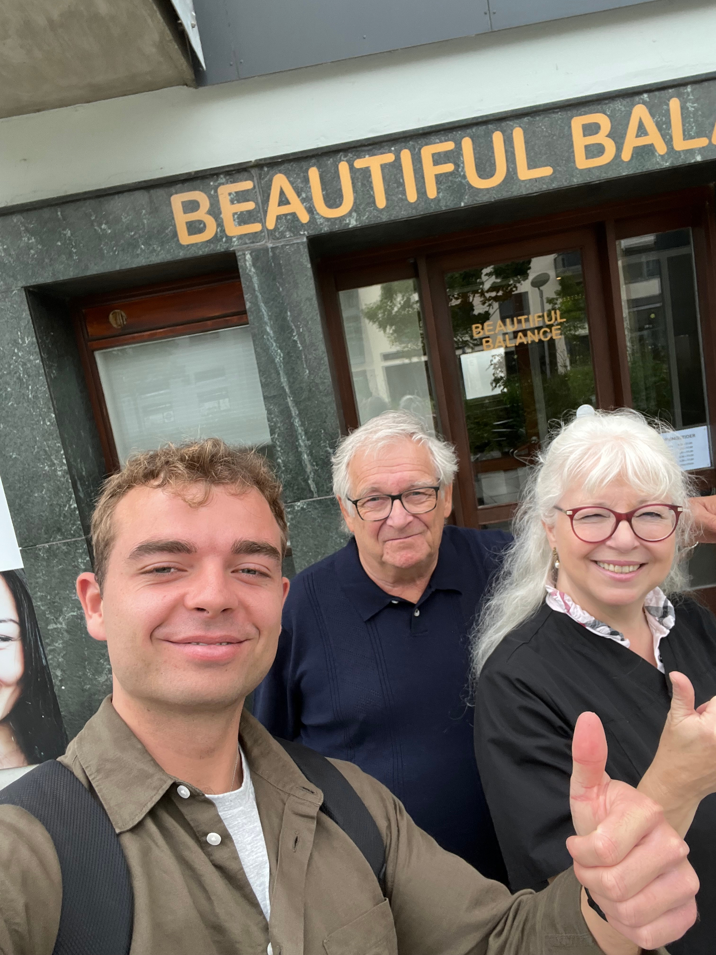 Alexander til månedligt statusmøde hos Christian og Lise-Lotte fra Beautiful Balance.