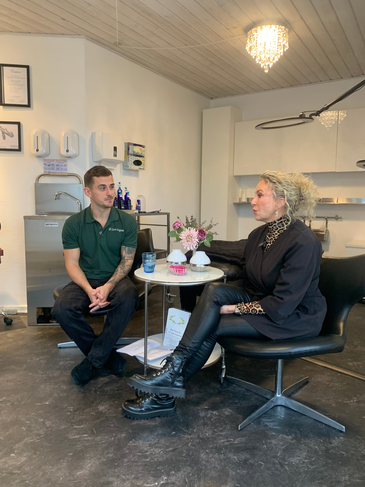 Lukas i samtale med Lone Sveistrup hos Clinic Beauty Line